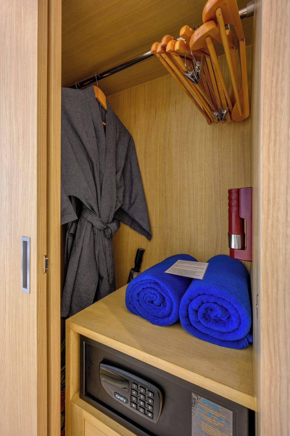 Deluxe Room, Balcony | Minibar, in-room safe, desk, WiFi (free)