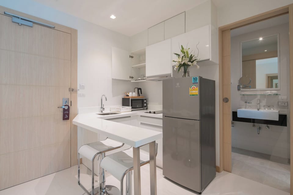 Suite, 1 Bedroom, Partial Sea View | Private kitchen | Coffee/tea maker, fridge, microwave, electric kettle