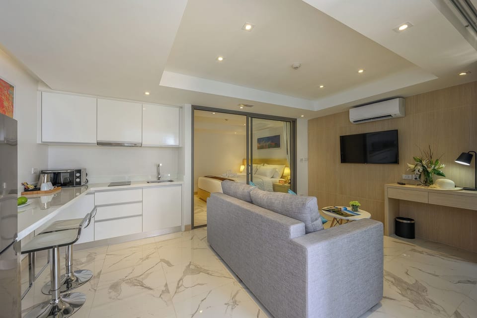 Executive Suite | Minibar, in-room safe, desk, WiFi (free)