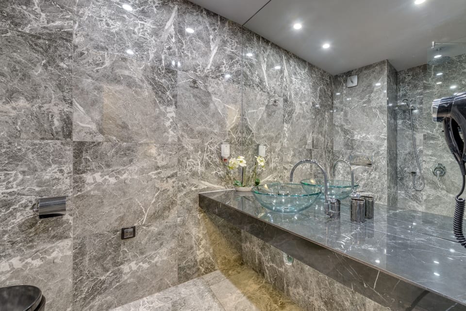 Shower, free toiletries, towels