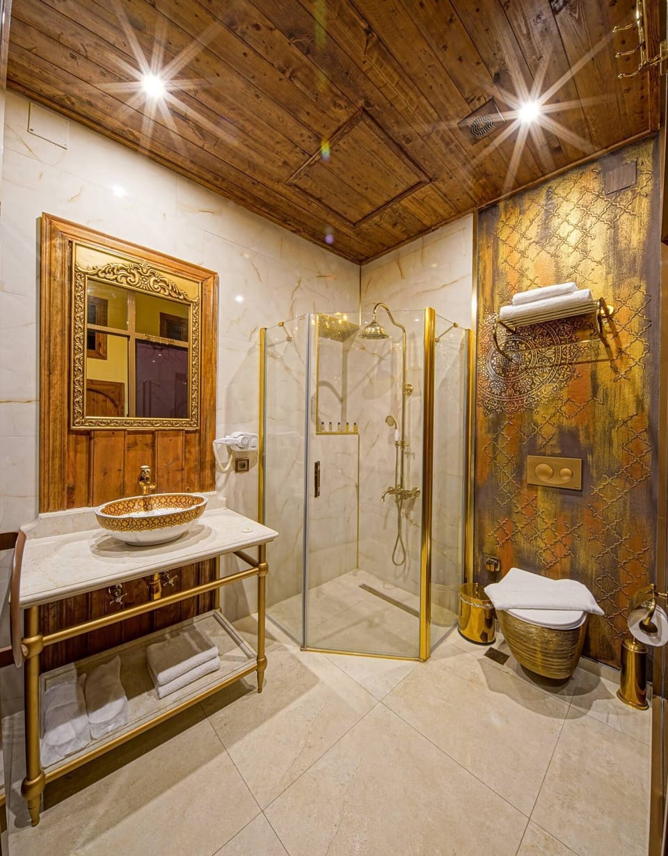 Family Double Room | Bathroom | Free toiletries, hair dryer, slippers, towels