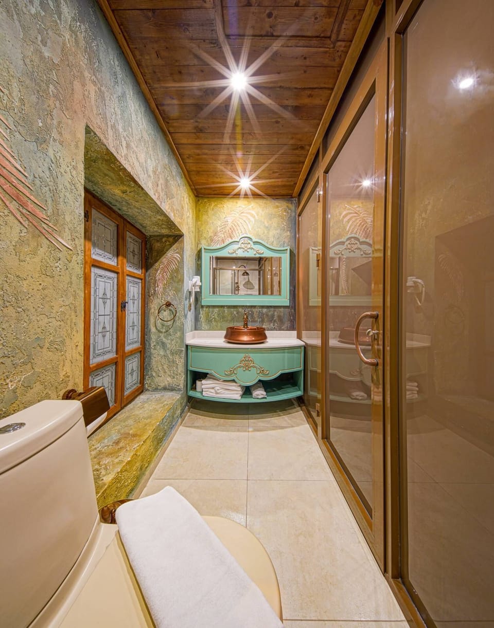 Junior Room | Bathroom | Free toiletries, hair dryer, slippers, towels