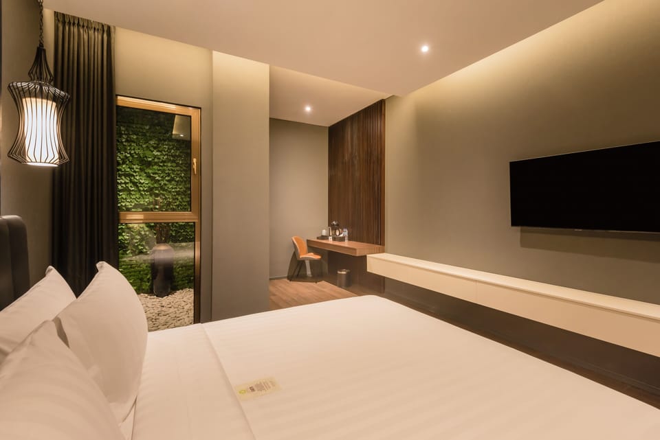 Executive Double Room (Free Self Service Laundry) | Premium bedding, desk, laptop workspace, free WiFi