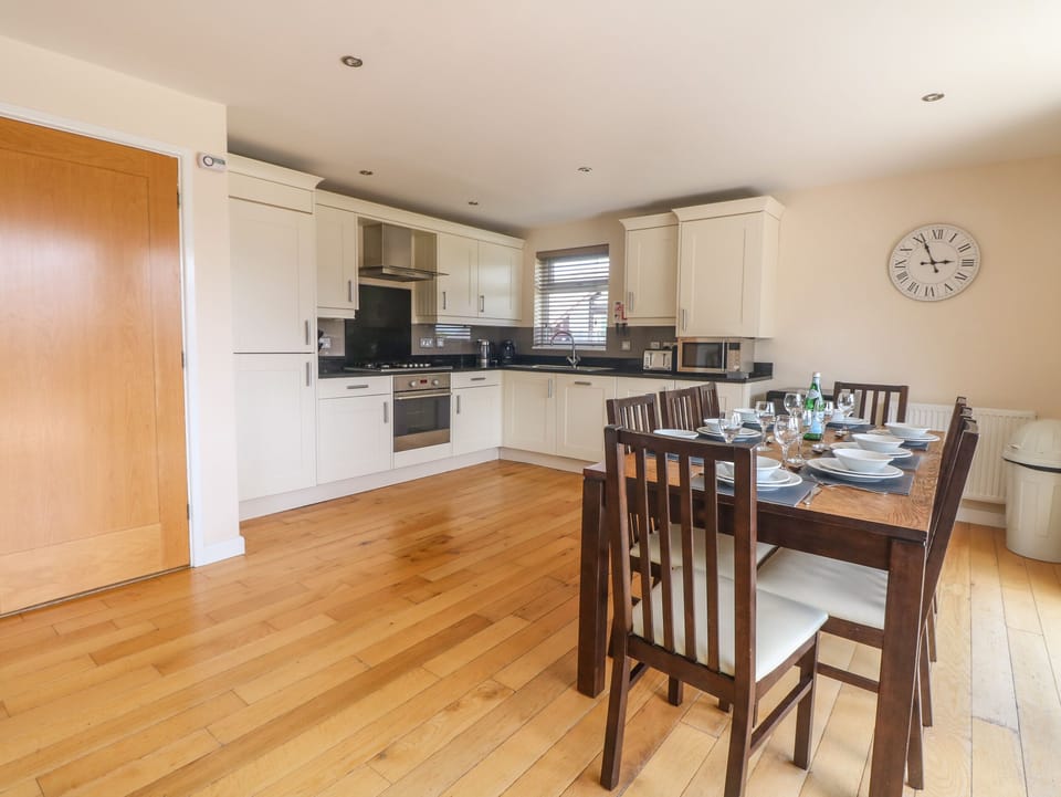 Cottage | Private kitchen | Fridge, dishwasher, electric kettle, toaster