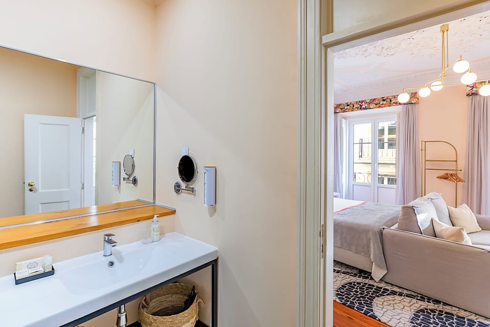 Superior Room | Bathroom | Free toiletries, hair dryer, slippers, towels