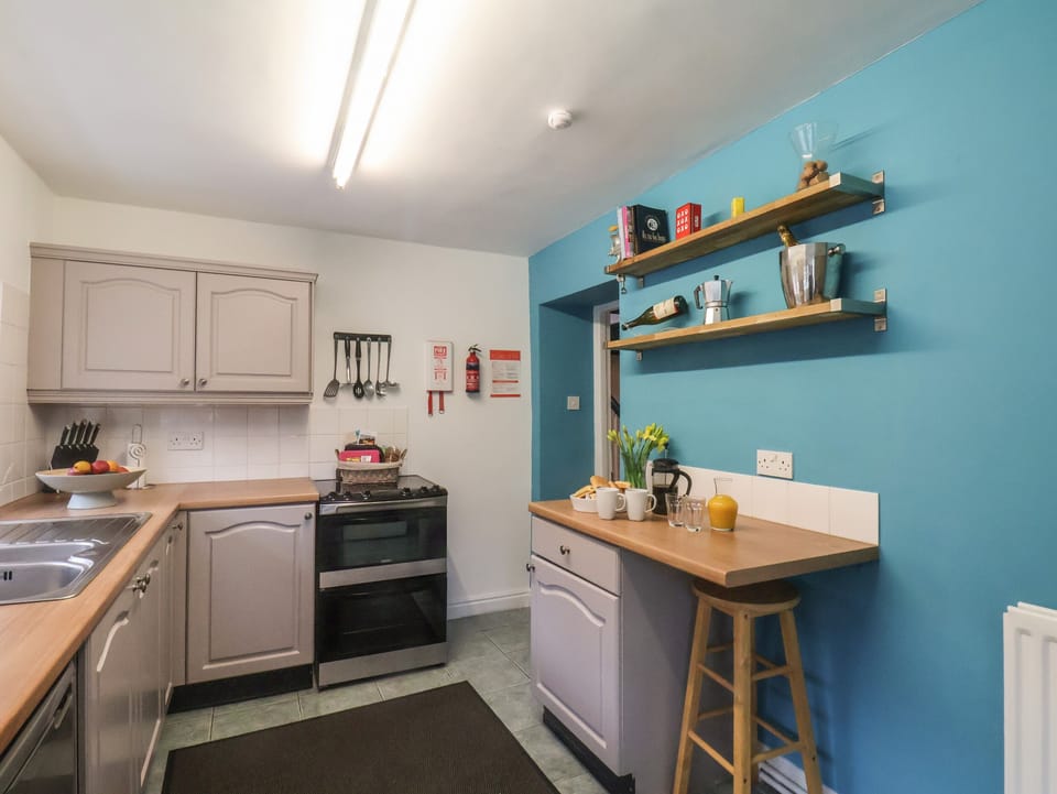 Cottage | Private kitchen | Fridge, microwave, dishwasher, electric kettle