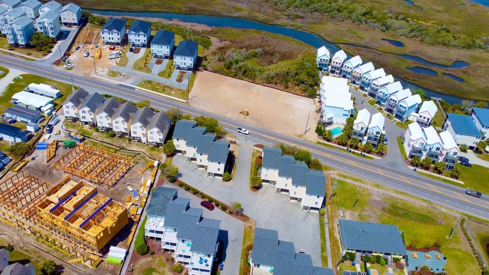 Walkways on either side of community lead to beach