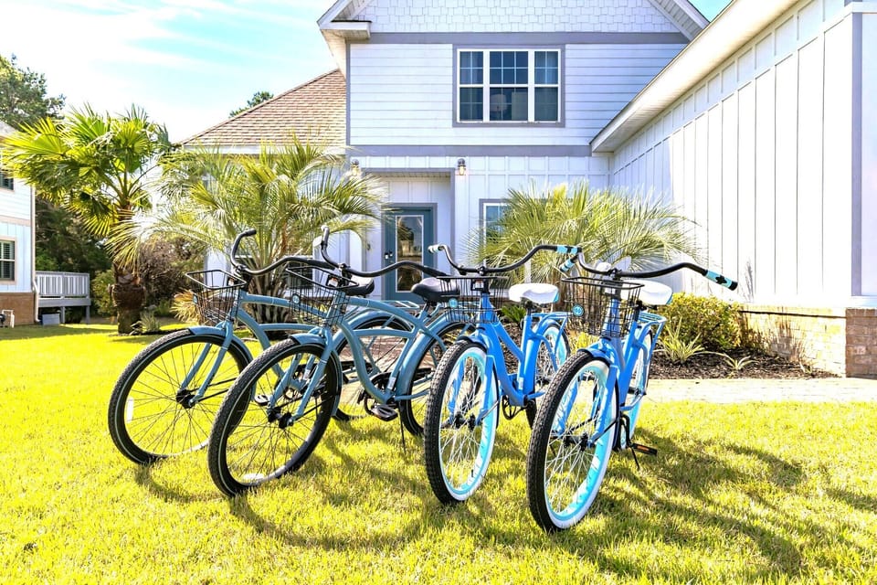 Discover the city with ease using our complimentary bikes! Perfect for scenic rides, beach trips, or quick errands. Enjoy the freedom to explore local cafes, parks, and hidden gems just minutes away. Ride, relax, and experience your stay like a true local