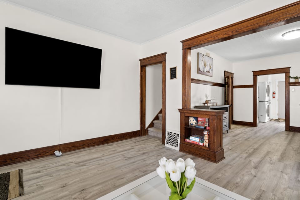 The fresh, contrasting color palette and open luminous living spaces at every ➡️