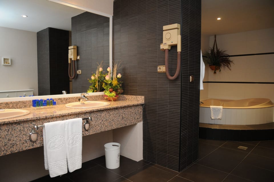 Junior Suite | Bathroom | Free toiletries, hair dryer, bidet, towels