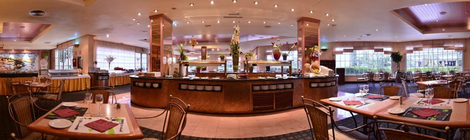 2 restaurants; breakfast, lunch, and dinner served