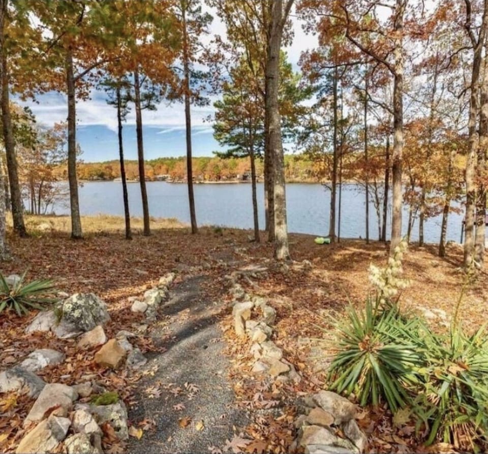 Beautiful fall colors. Walk a nice path to Kayaks or fish from the bank!