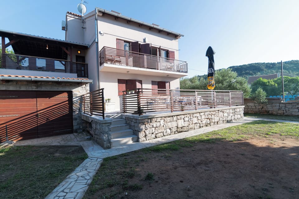 Apartment, 3 Bedrooms, Smoking, Balcony | Front of property