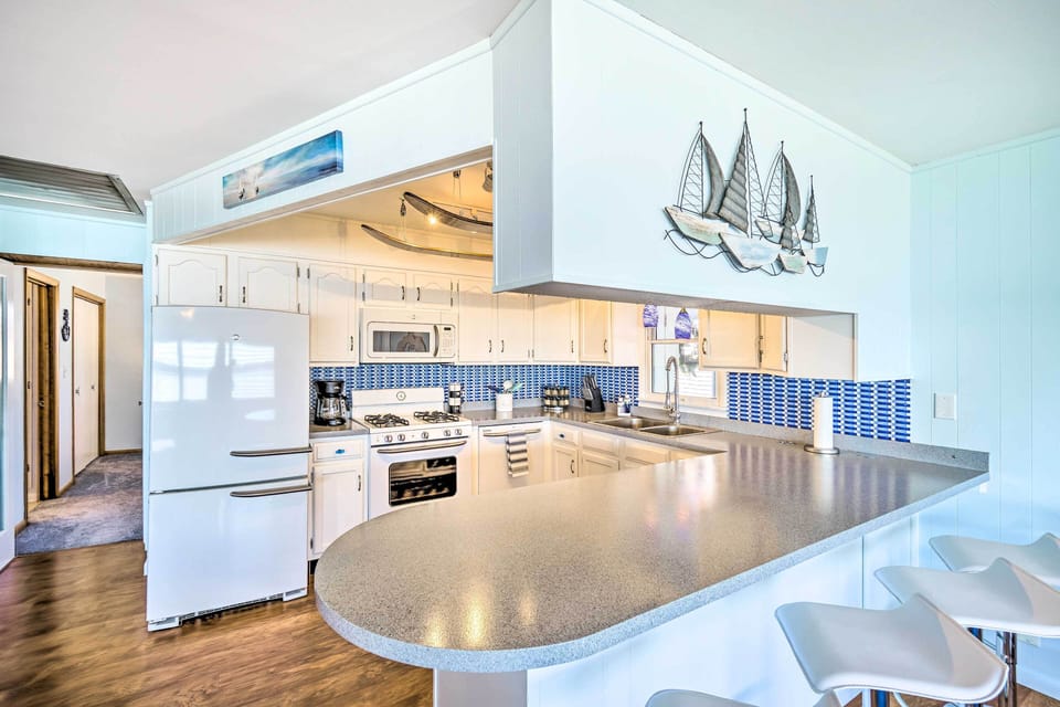 Kitchen | Fully Equipped | Main Level | Cooking Basics | Breakfast Bar