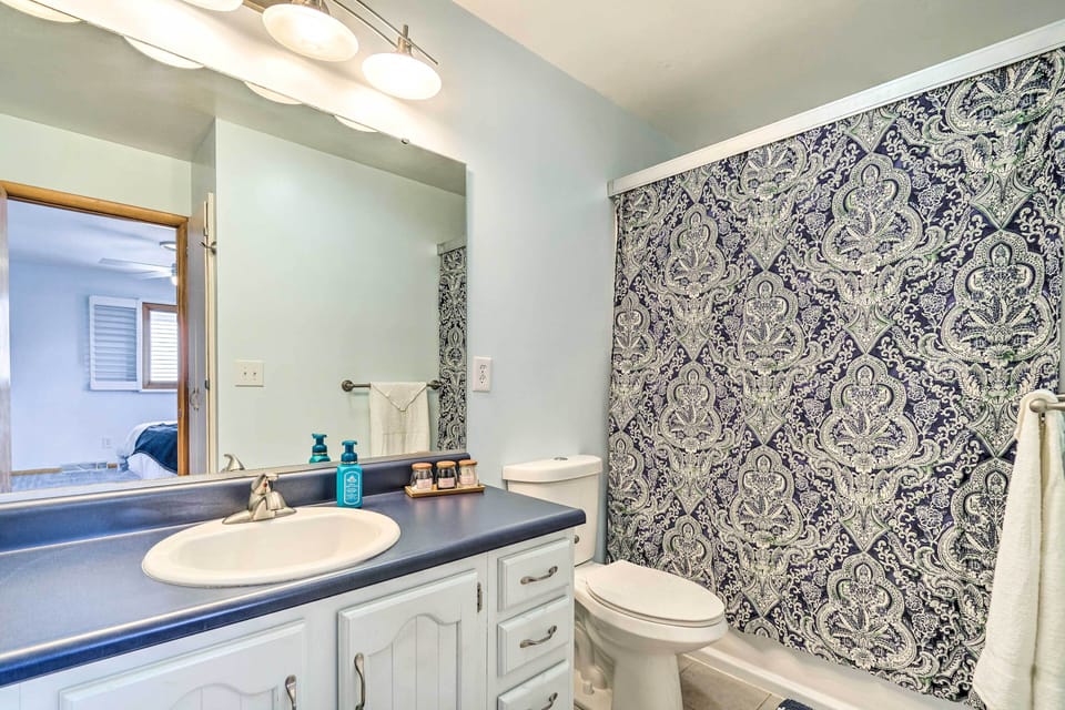En-Suite Bathroom | Complimentary Toiletries | Towels Provided