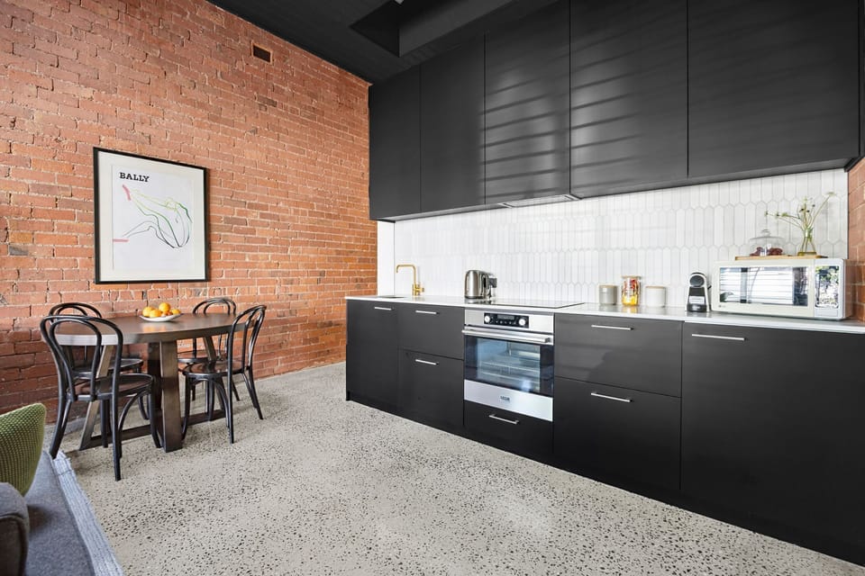 Full Kitchen & Dining Table