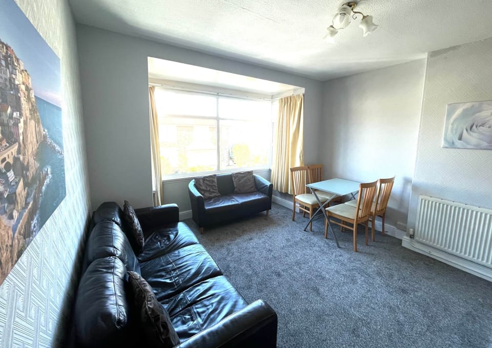 Flat 18 - Holiday Flats Lounge/Dining/Kitchen (2)