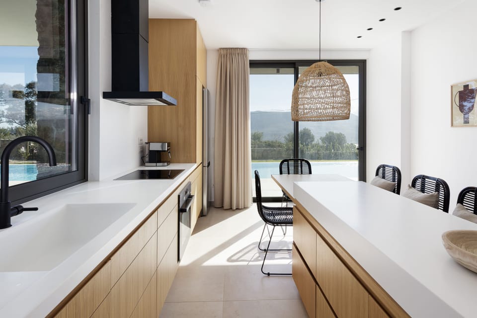 Fully equipped kitchen with modern appliances!