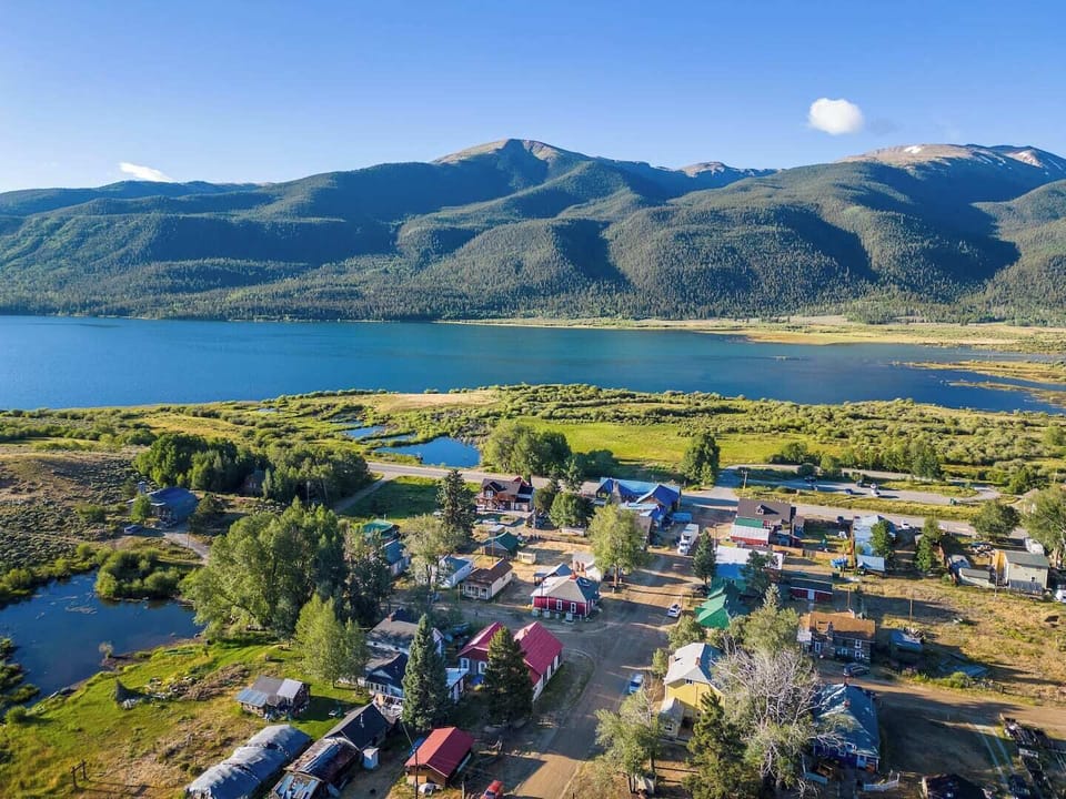 Welcome to Twin Lakes–where the Rocky Mountain magic meets lakeside charm.