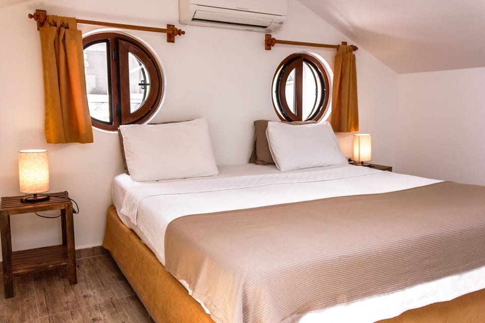 Senior Studio Suite, Terrace | Hypo-allergenic bedding, minibar, iron/ironing board, free WiFi