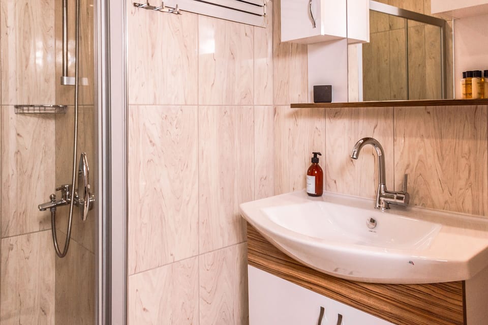 Classic Triple Room | Hypo-allergenic bedding, minibar, iron/ironing board, free WiFi