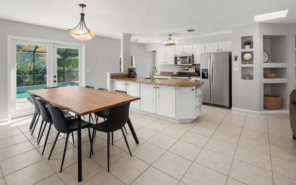 Kitchen & Dining Area