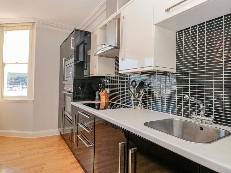 Cottage | Private kitchen | Fridge, microwave, dishwasher, electric kettle