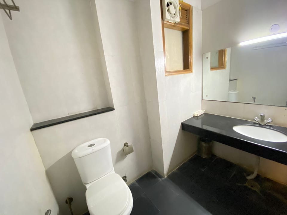 Signature Room | Bathroom | Shower, rainfall showerhead, free toiletries, hair dryer