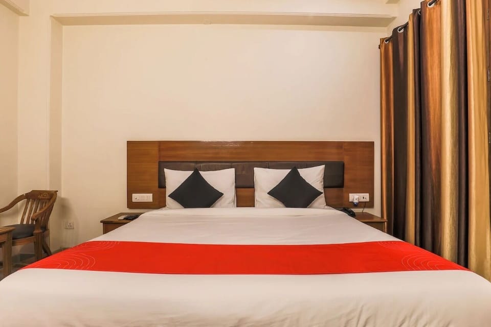Signature Room | Egyptian cotton sheets, premium bedding, Select Comfort beds, desk
