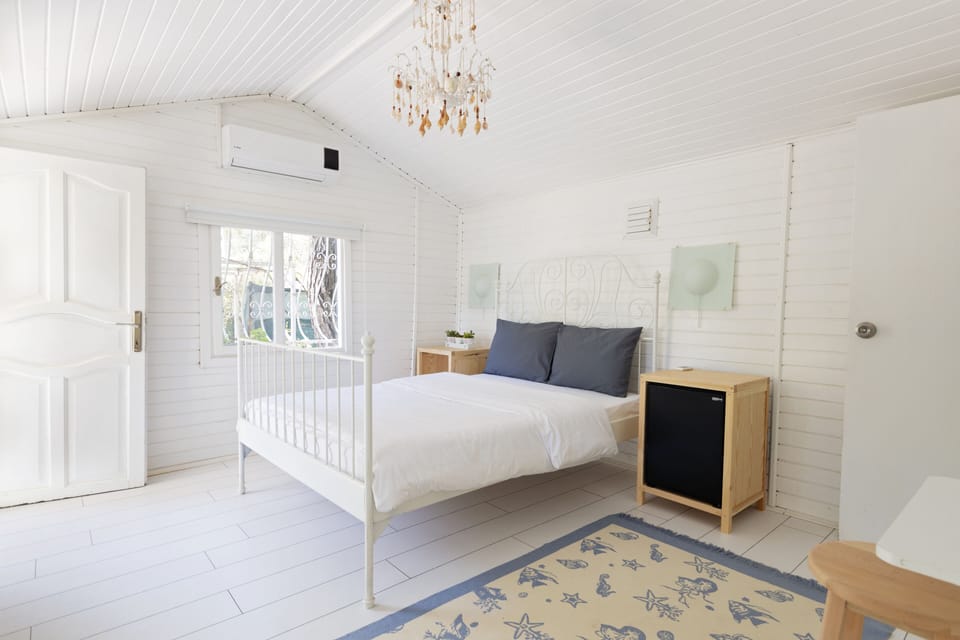 Comfort Room | Individually decorated, laptop workspace, free WiFi, bed sheets