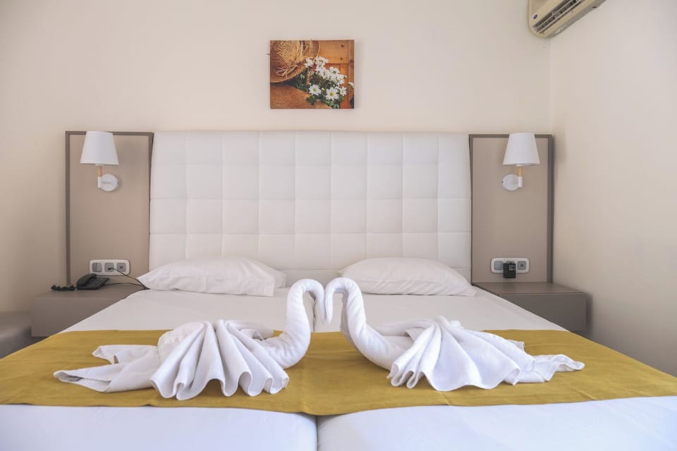 Premium bedding, in-room safe, blackout drapes, soundproofing