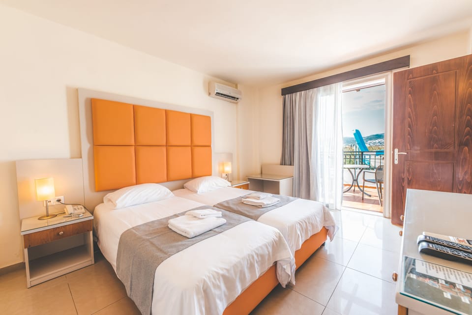 Premium bedding, in-room safe, blackout drapes, soundproofing