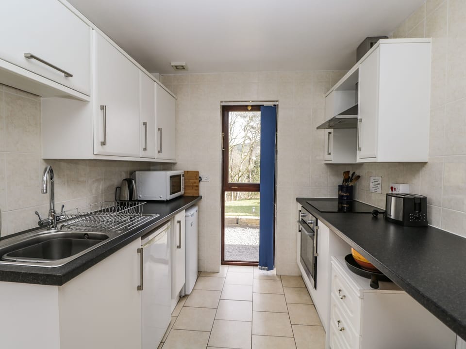 Cottage | Private kitchen | Fridge, electric kettle, toaster, cookware/dishes/utensils