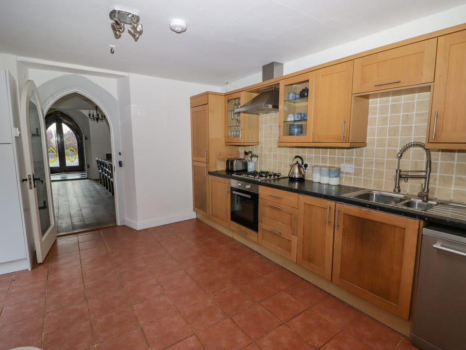 Cottage | Private kitchen | Fridge, dishwasher, electric kettle, toaster