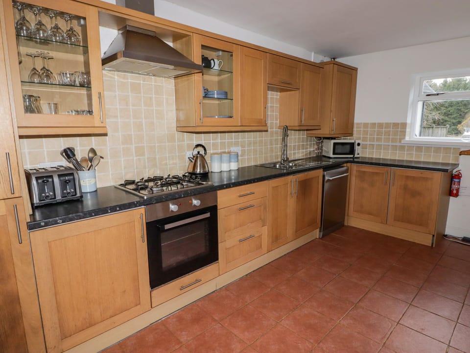 Cottage | Private kitchen | Fridge, dishwasher, electric kettle, toaster