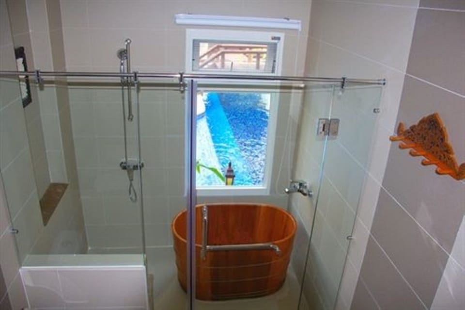 Deluxe Twin Room Pool Size | Bathroom | Separate tub and shower, jetted tub, designer toiletries, hair dryer