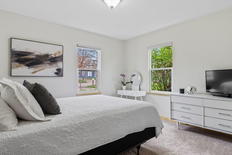Experience comfort and entertainment in the second bedroom, equipped with a TV and plush pillows, ensuring a cozy retreat for relaxation and leisure.