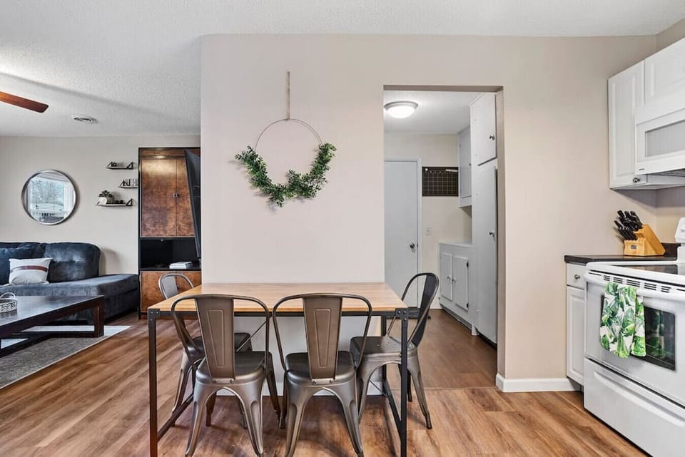 small kitchen table that can be pulled out to add more chairs