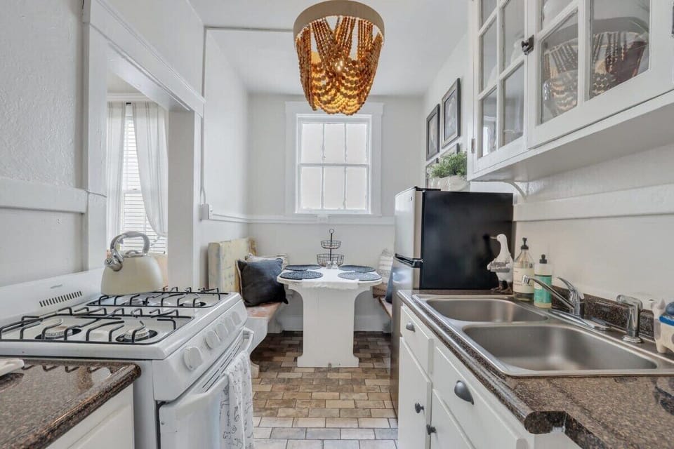 A view of the kitchen!