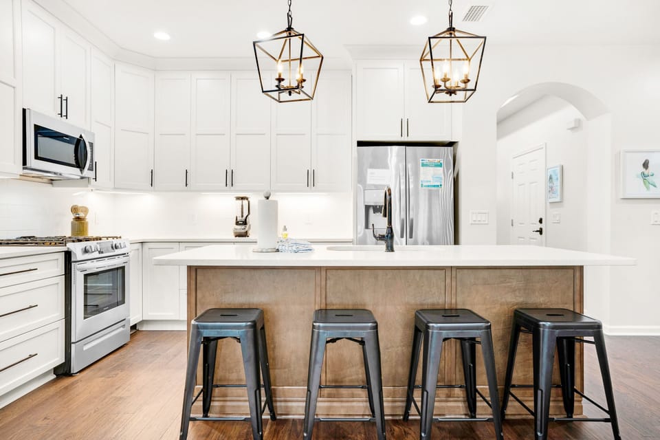 Eat-in kitchen bar seats 4