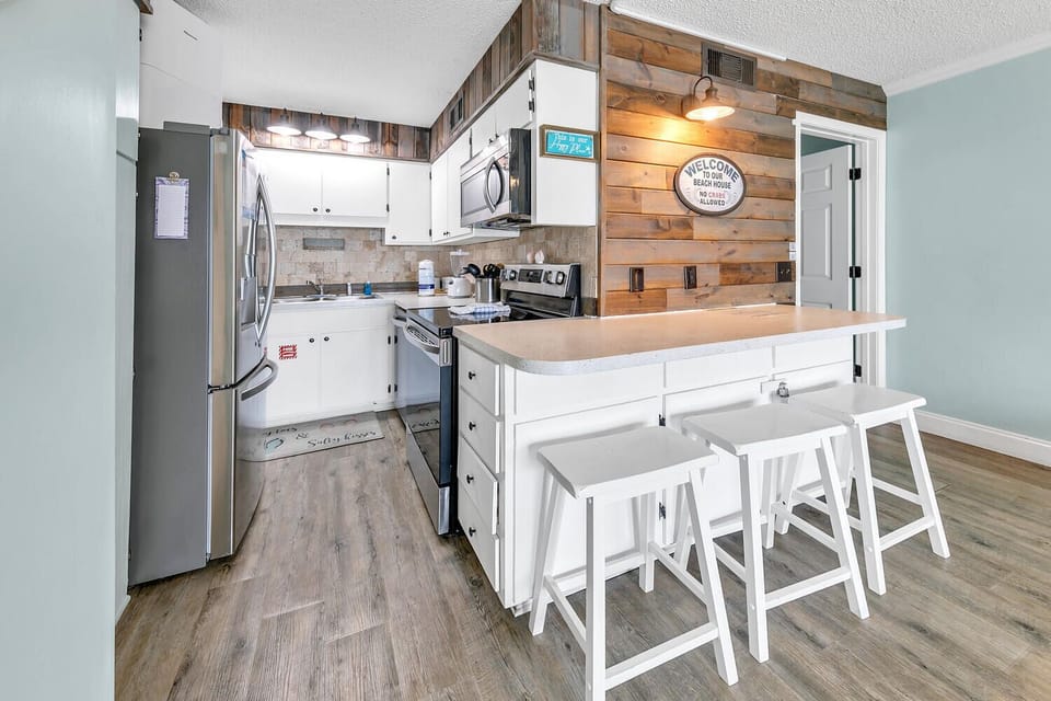 Kitchen with eat-in bar