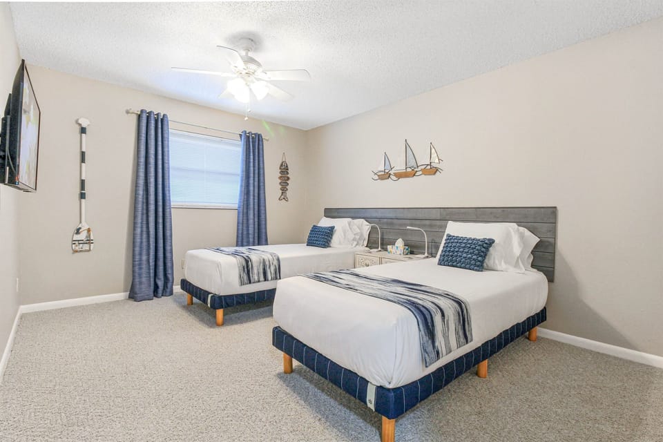 Choose separate twin XL beds in the Windjammer Room for friends or kids.