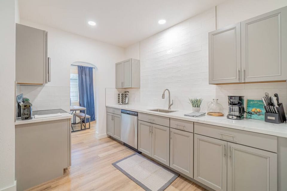 Fully equipped modern kitchen.