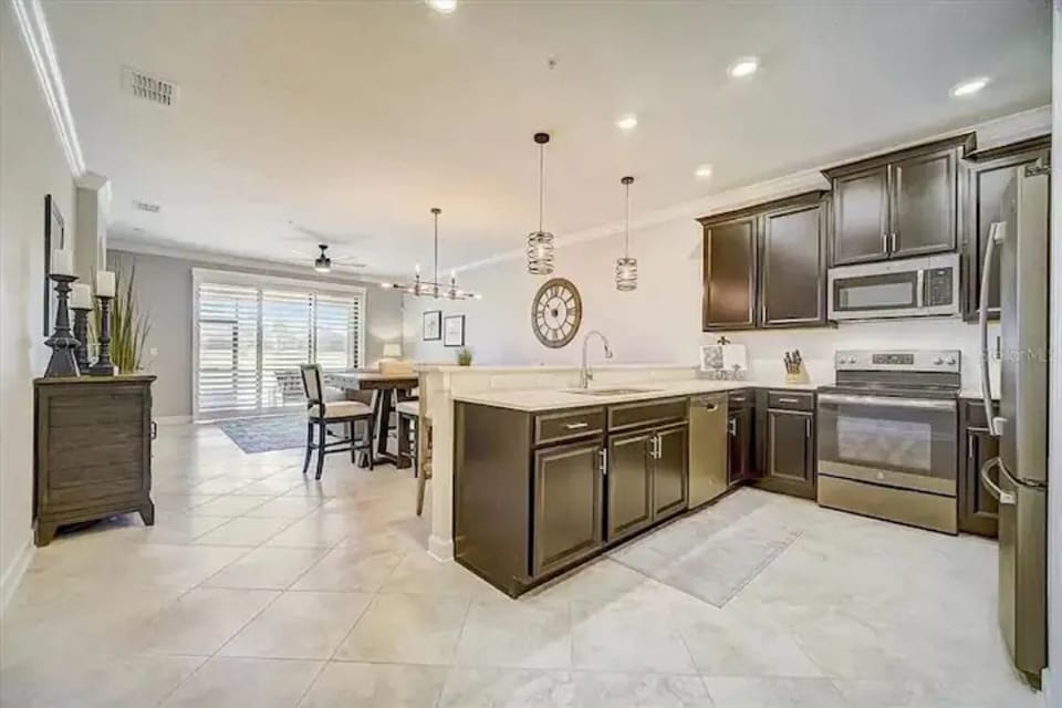 Beautiful fully upgraded kitchen 