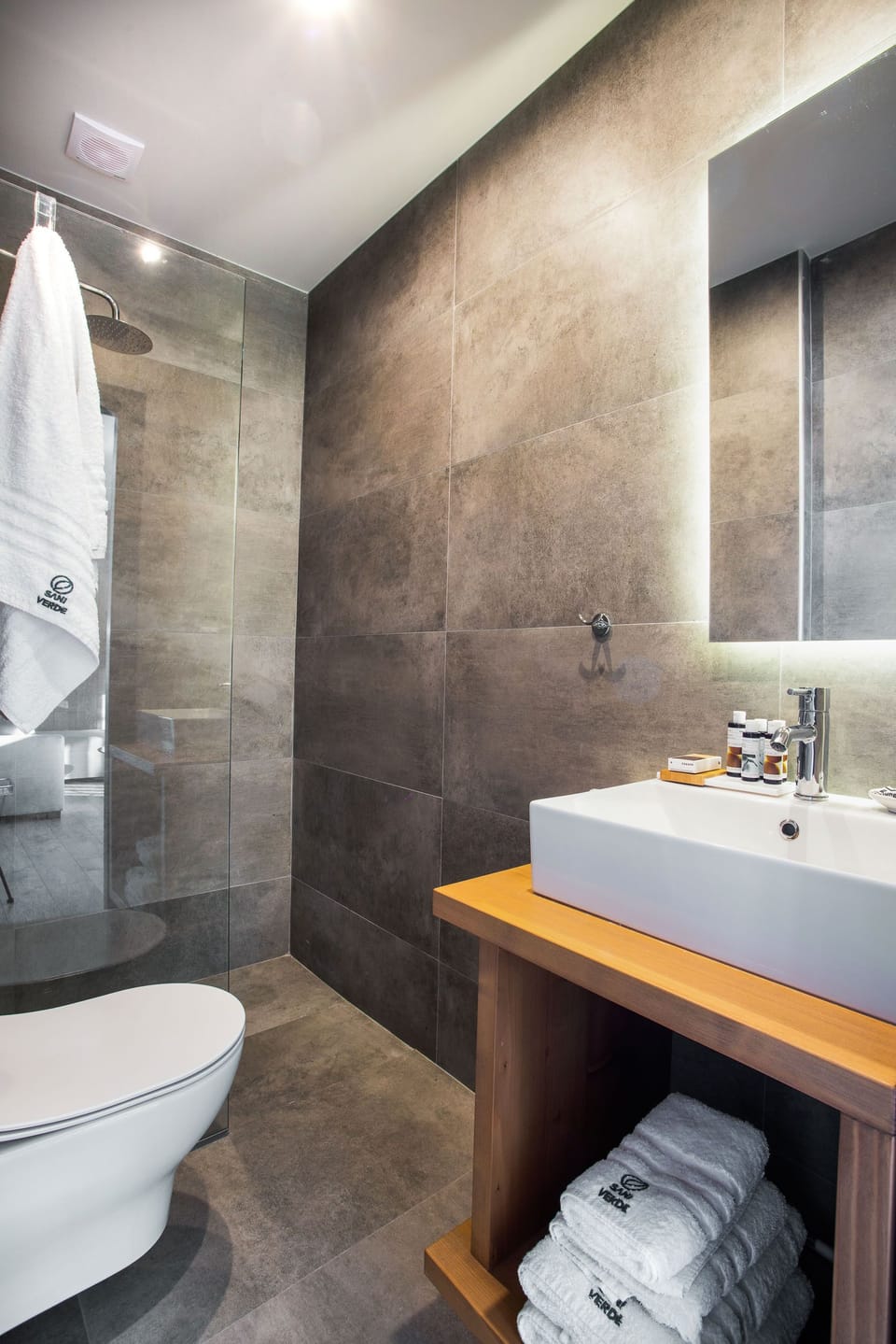 Superior Apartment | Bathroom | Shower, rainfall showerhead, hair dryer, towels