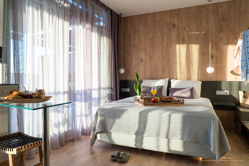 Junior Suite | In-room safe, free cribs/infant beds, free WiFi, bed sheets