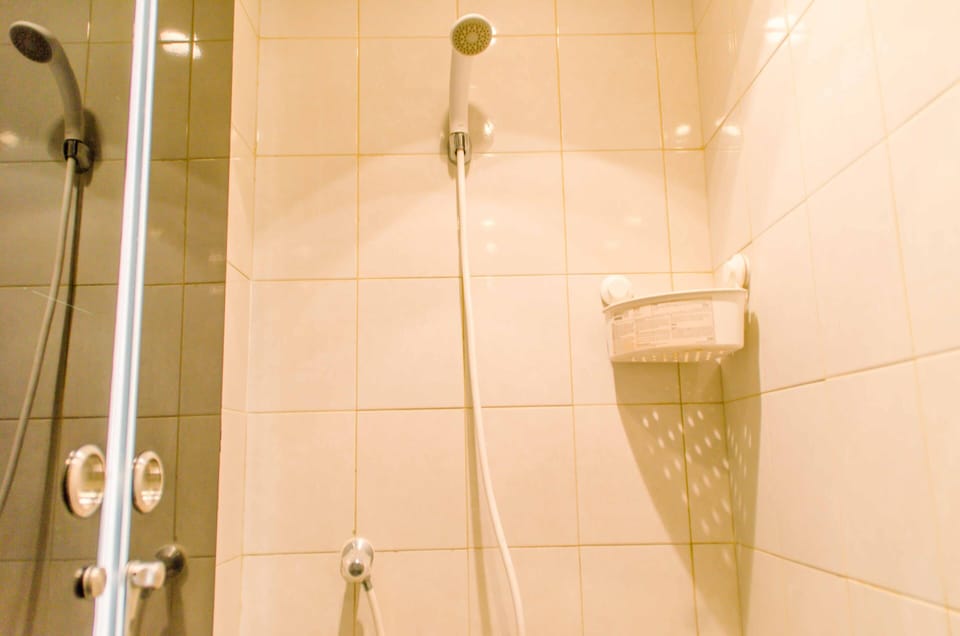 Room | Bathroom | Shower, free toiletries, towels