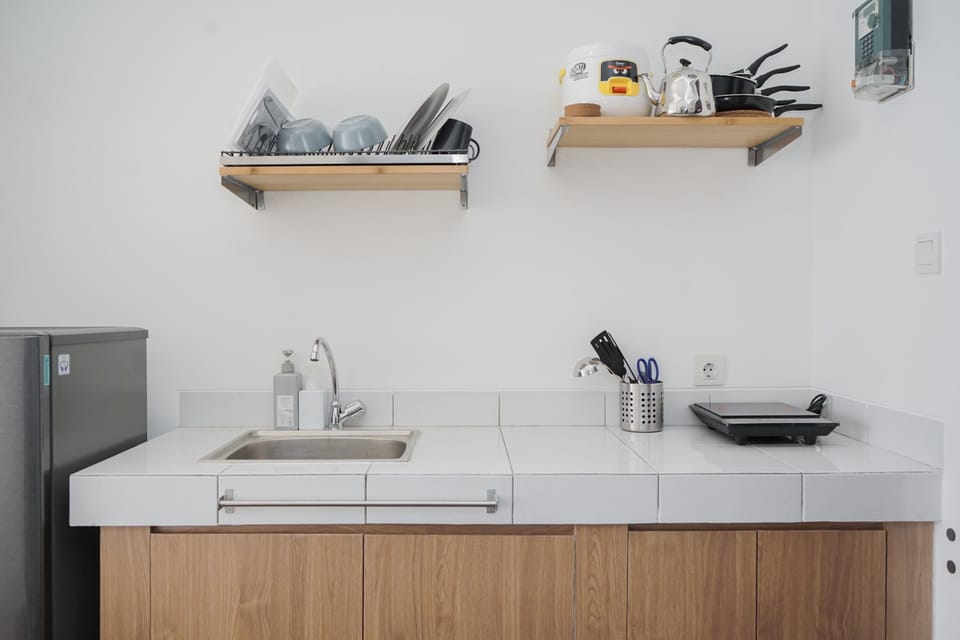 Room | Private kitchen | Fridge, stovetop, cookware/dishes/utensils