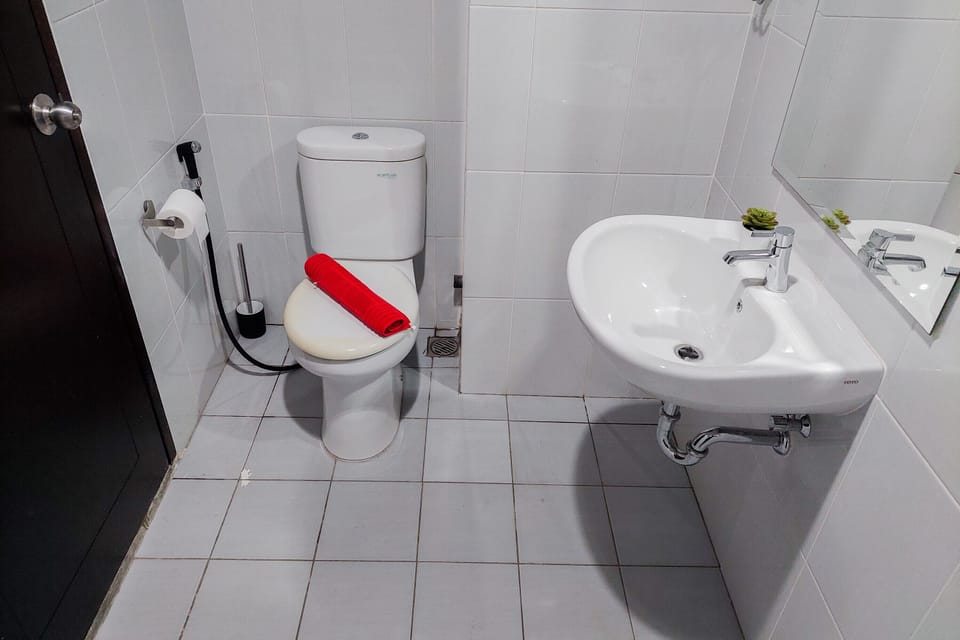 Room | Bathroom | Shower, free toiletries, towels, shampoo