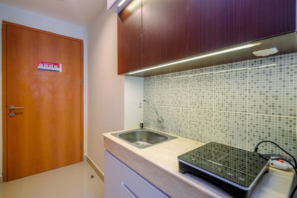 Room | Private kitchen | Fridge, stovetop, electric kettle, cookware/dishes/utensils